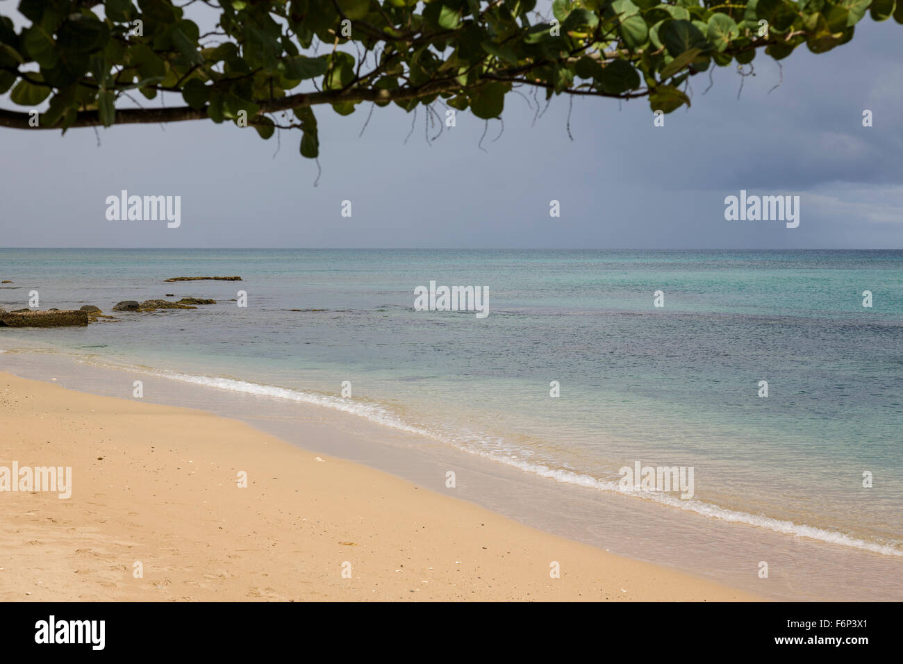 Menschenleeren Sandstrand und türkisblauem Meer in der Karibik. Stockfoto