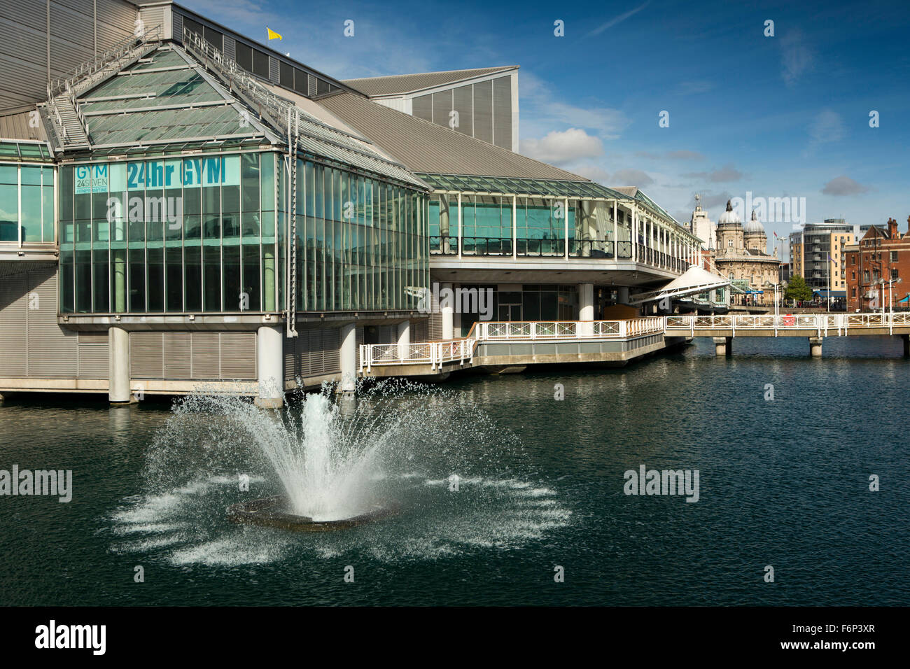 Großbritannien, England, Yorkshire, Hull, Princes Dock Shopping Centre, Brunnen von 24-Stunden-Fitness-Studio Stockfoto