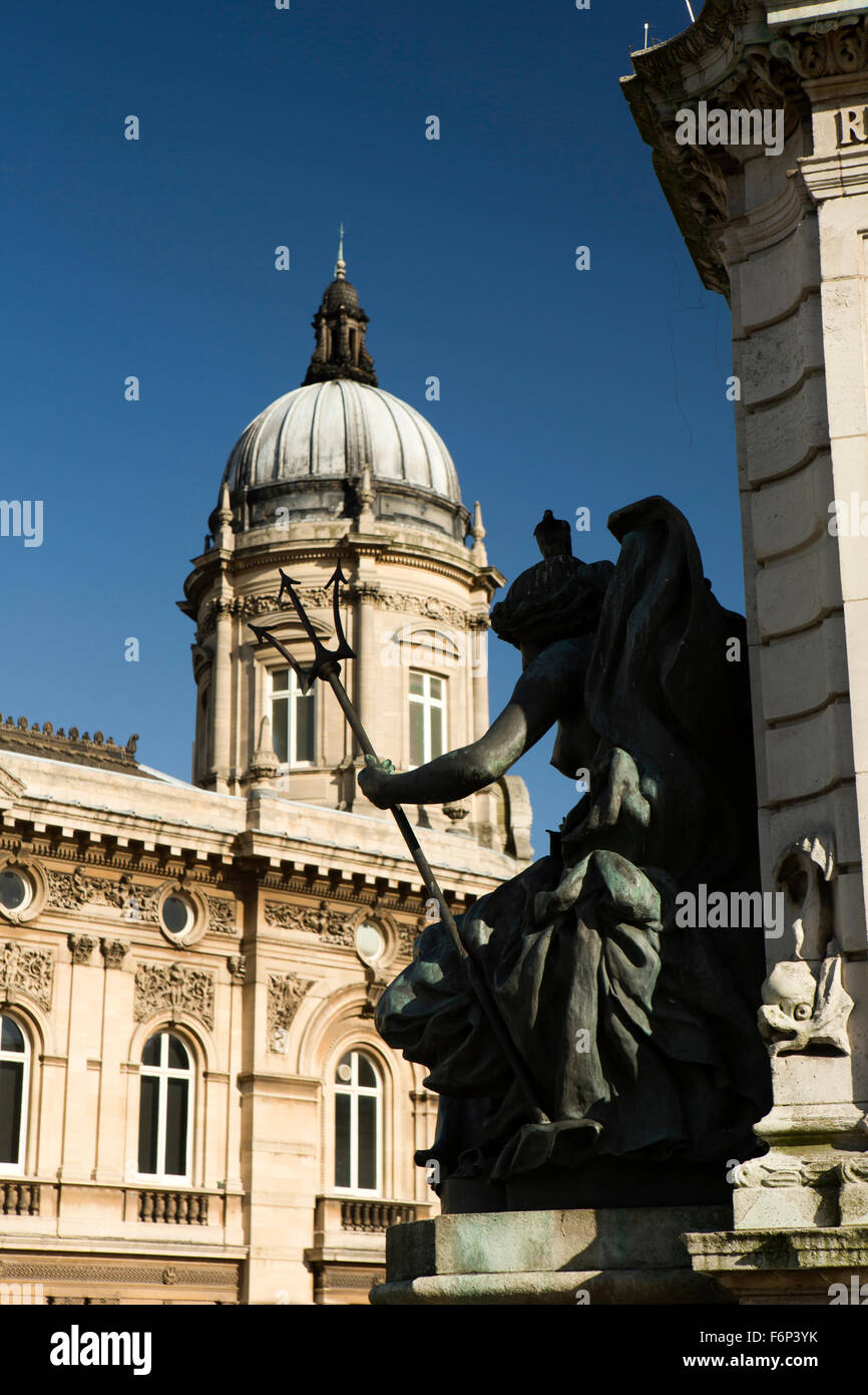 Großbritannien, England, Yorkshire, Hull, Carr Lane, Victoria Square, Silhouette der Victoria Memorial Stockfoto