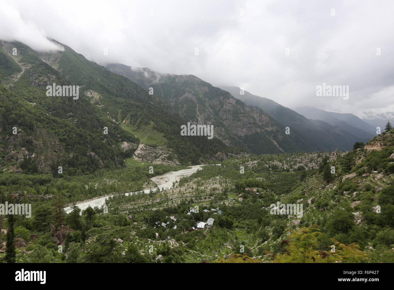 SPITI VALLEY - Ansichten zwischen Rakchham Dorf zu Sangla Dorf, ist das Tal voller Palmen Himachal Pradesh, Indien Stockfoto