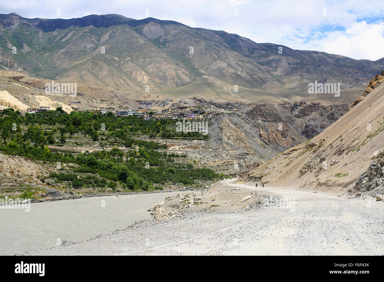 SPITI Tal - Blick auf die Berge zwischen Chango Dorf zu Tabo Dorf im Tal Kinnaur, Himachal Pradesh, Indien Stockfoto