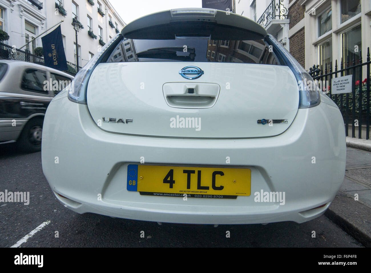 Elektroauto Nissan Leaf.  Öko-freundlich-Auto.   Ökologische Fahrer.   Speichern von Planeten maßgeschneiderte Nummernschild Stockfoto