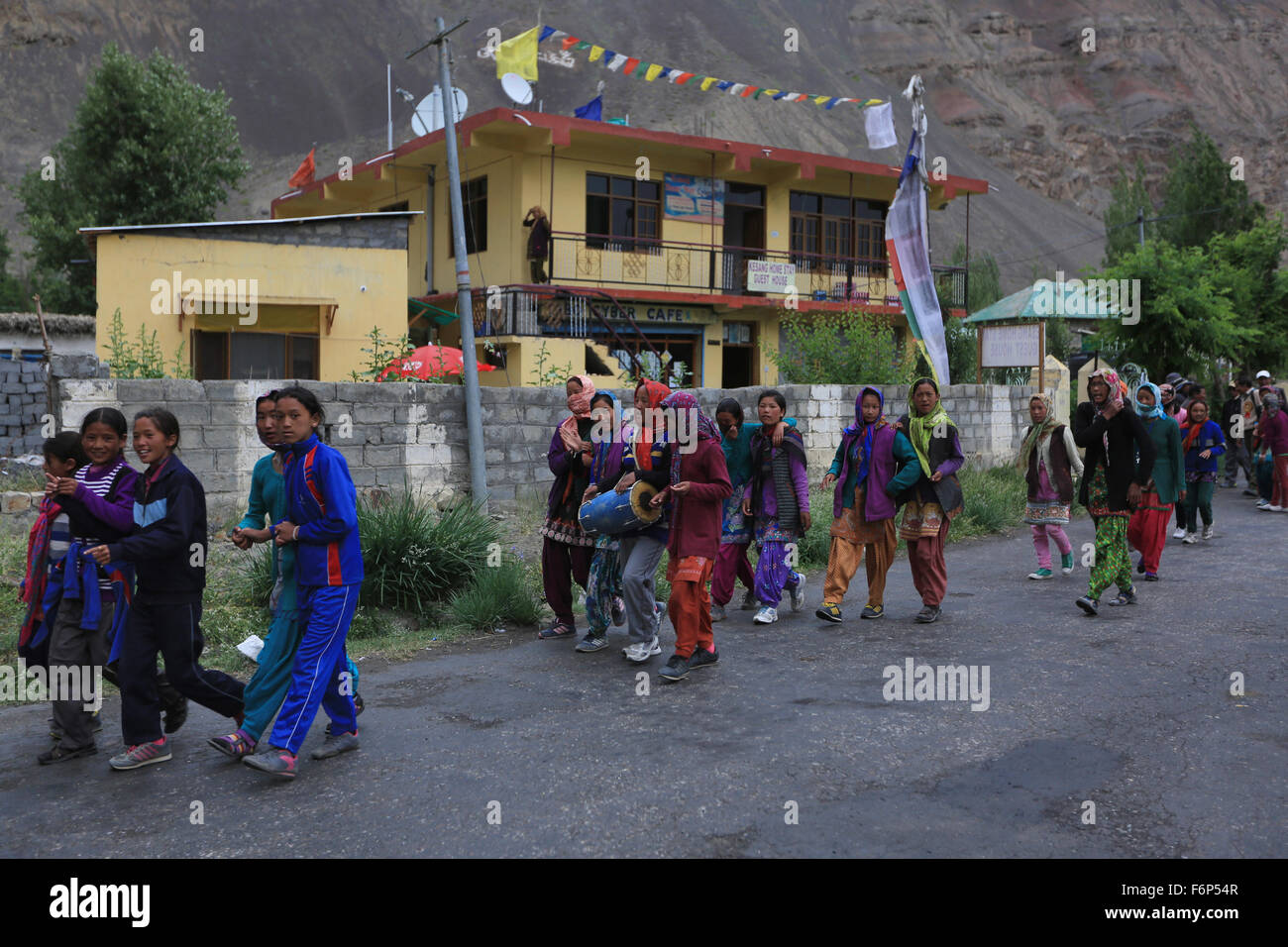 SPITI VALLEY - Schule Kinder zurück zu ihren Häusern Schuss in der Nähe von Tabo Kloster Himachal Pradesh, Indien Stockfoto
