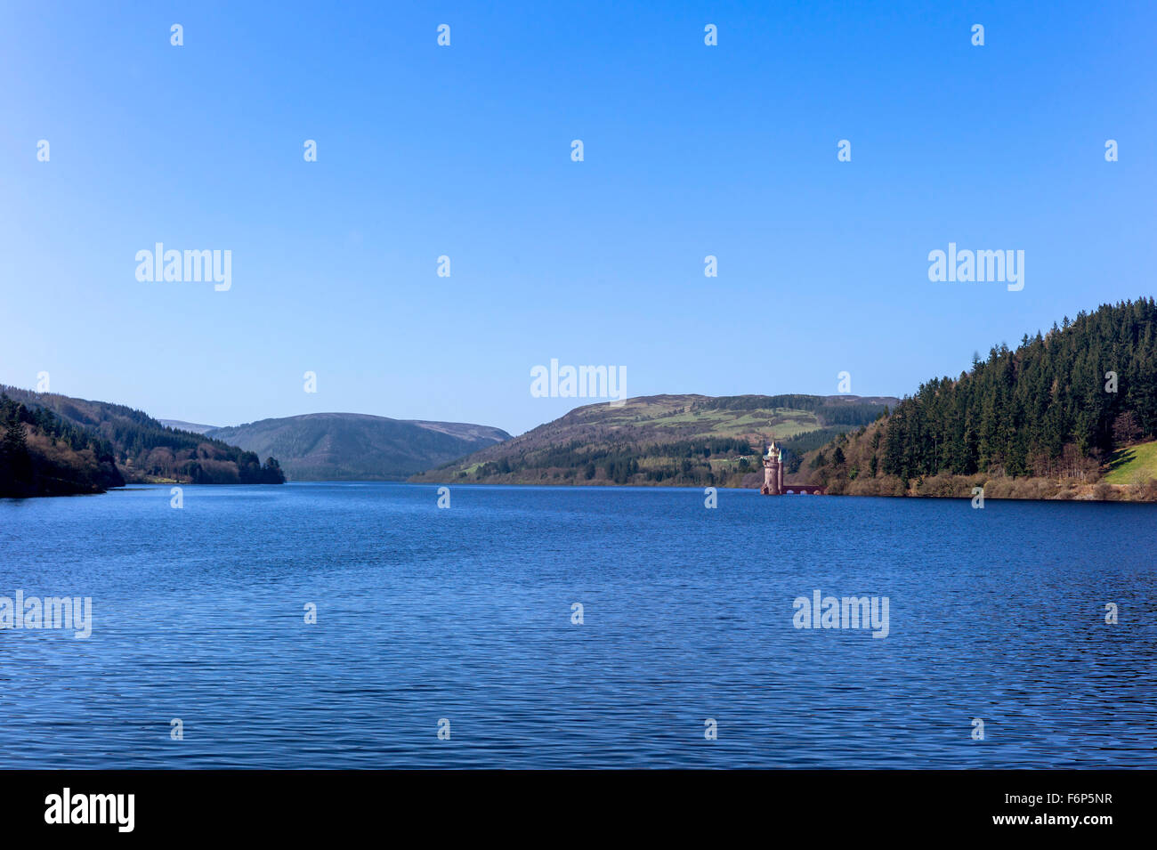 Blick auf Lake Vernyw mit Blick auf die Anstrengung Turm, umgeben von den bewaldeten Hängen des den walisischen Hügeln im Hintergrund. Stockfoto
