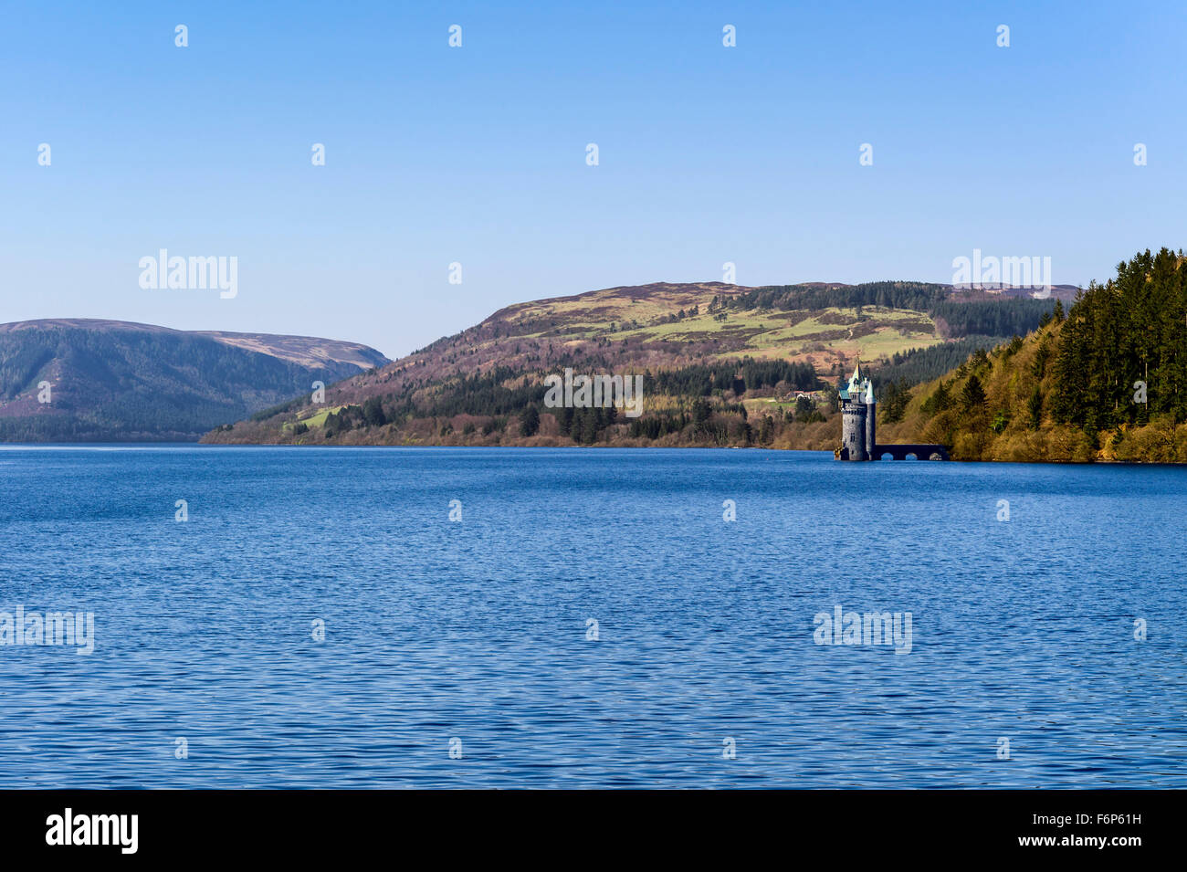 Blick auf Lake Vernyw mit Blick auf die Anstrengung Turm, umgeben von den bewaldeten Hängen des den walisischen Hügeln im Hintergrund. Stockfoto