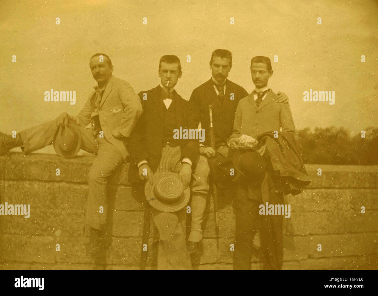Vier Freunde an der Wand, Italien Stockfoto