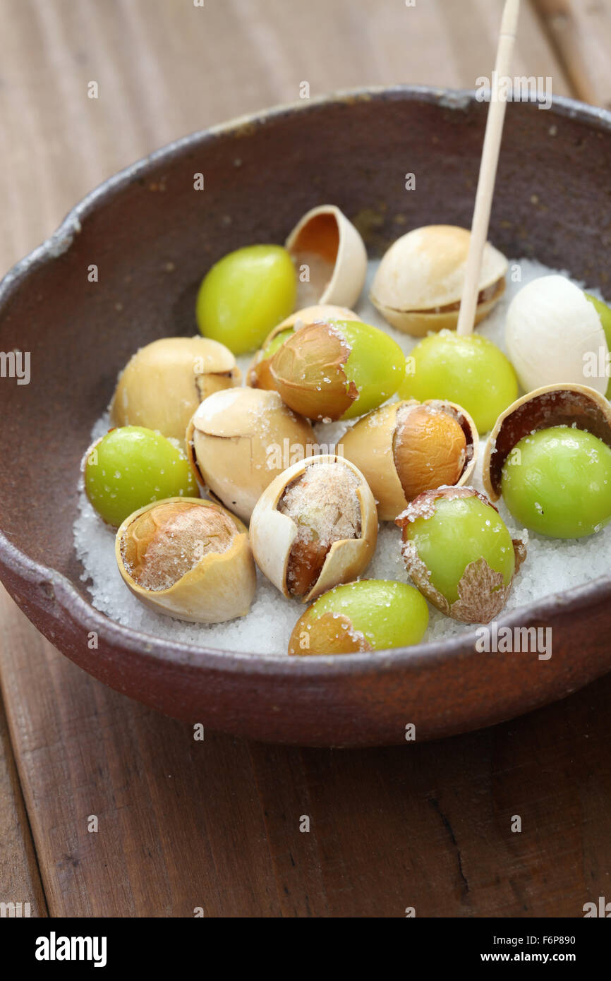 Salz geröstet Ginkgonüsse, japanisches Essen, Nahaufnahme Stockfoto