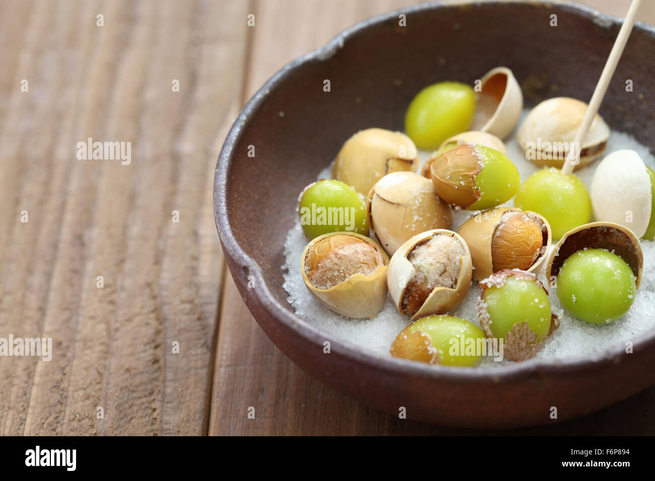 Salz geröstet Ginkgonüsse, japanisches Essen, Nahaufnahme Stockfoto