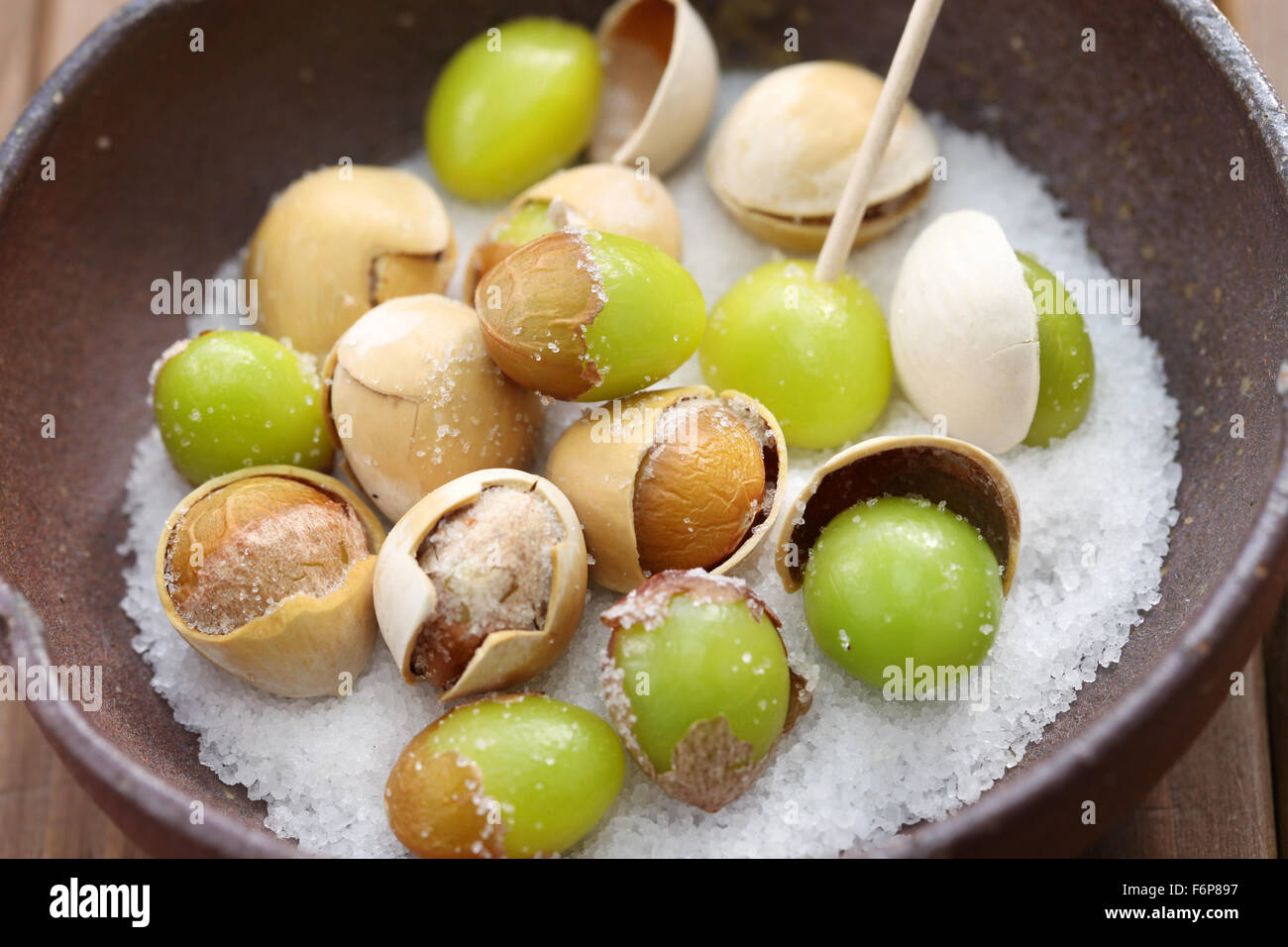 Salz geröstet Ginkgonüsse, japanisches Essen, Nahaufnahme Stockfoto
