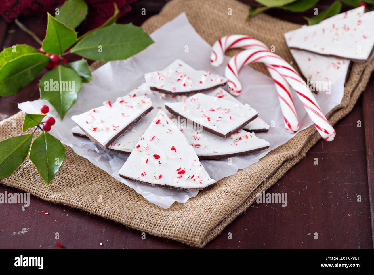 Weißer und dunkler Schokolade Rinde mit Zuckerstange Stockfoto