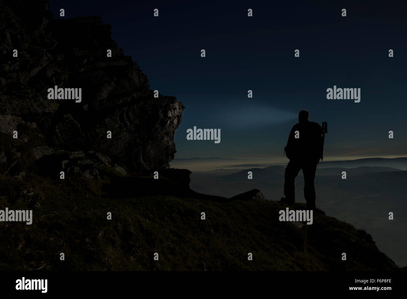 Bergsteiger mit Blick auf eine Misty Landscape, Blencathra, Lake District Cumbria UK Stockfoto