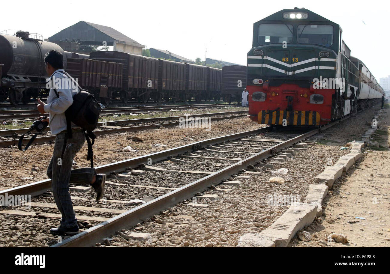 Ein Mann kreuzt gefährlich Eisenbahnstrecke, die schweren Unfall verursachen kann, braucht die Aufmerksamkeit der betroffenen Behörden, Cantt Station in Karachi auf Mittwoch, 18. November 2015. Stockfoto