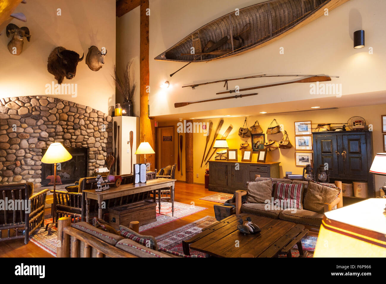 Die Lounge oder Wohnzimmer mit Andenken und Erinnerungsstücke an der Moraine Lake Lodge Banff Nationalpark Alberta Kanada Stockfoto