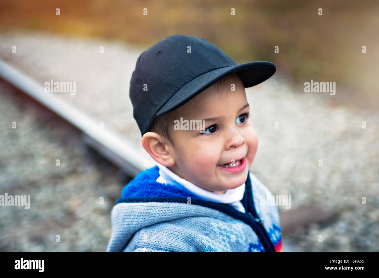 Junge auf einem Bahnhof Stockfoto