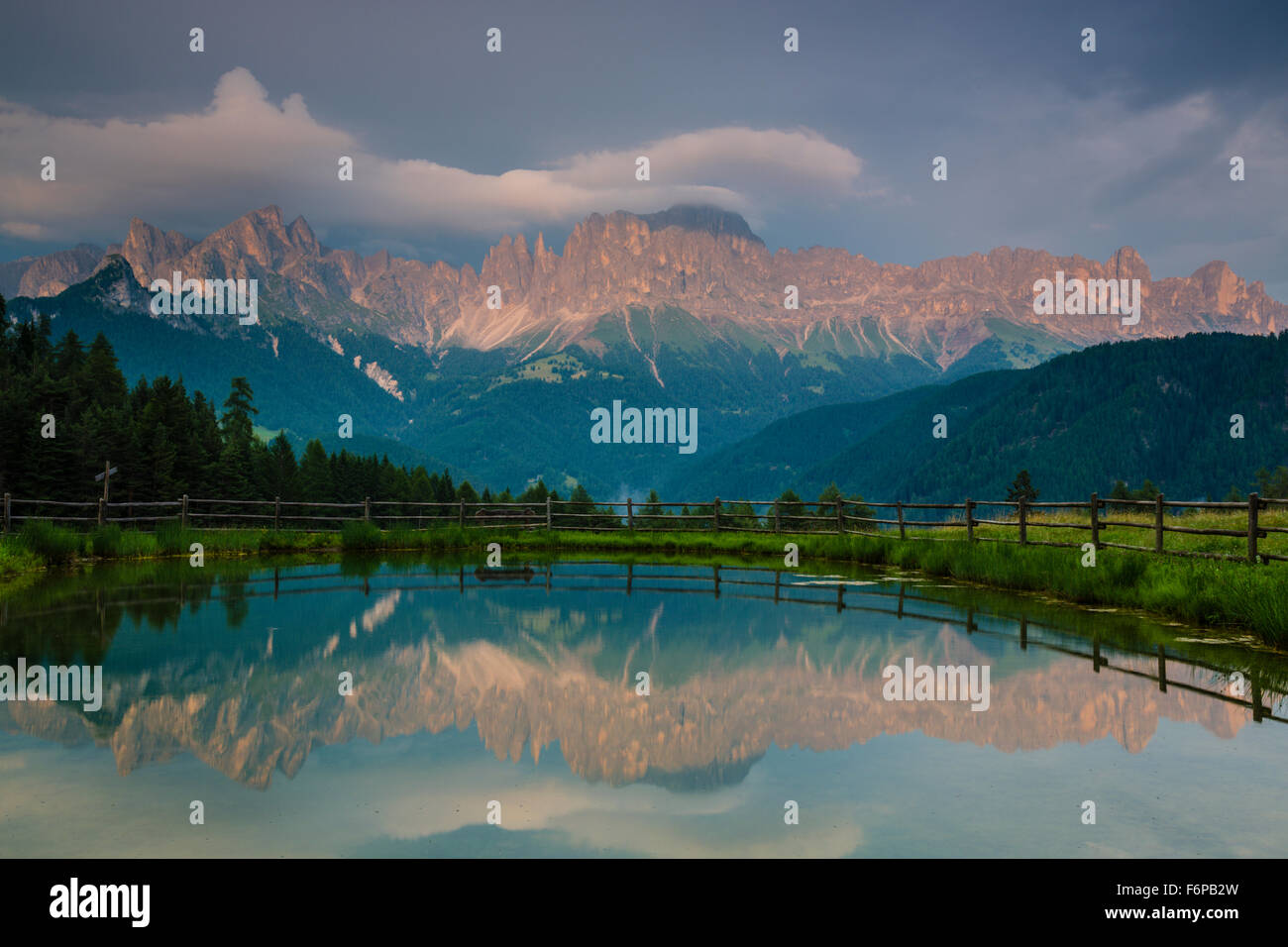 Wuhnleger, Teich, Rosengarten Berge, Dolomiten, Naturpark Schlern Rosengarten, Südtirol, Italien Stockfoto