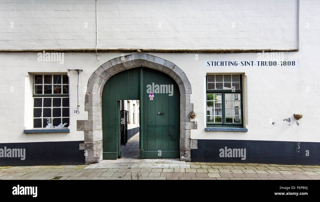 Godshuis Sint-Trudo / St. Trudo Armenhaus in der Stadt Brügge, West-Flandern, Belgien Stockfoto