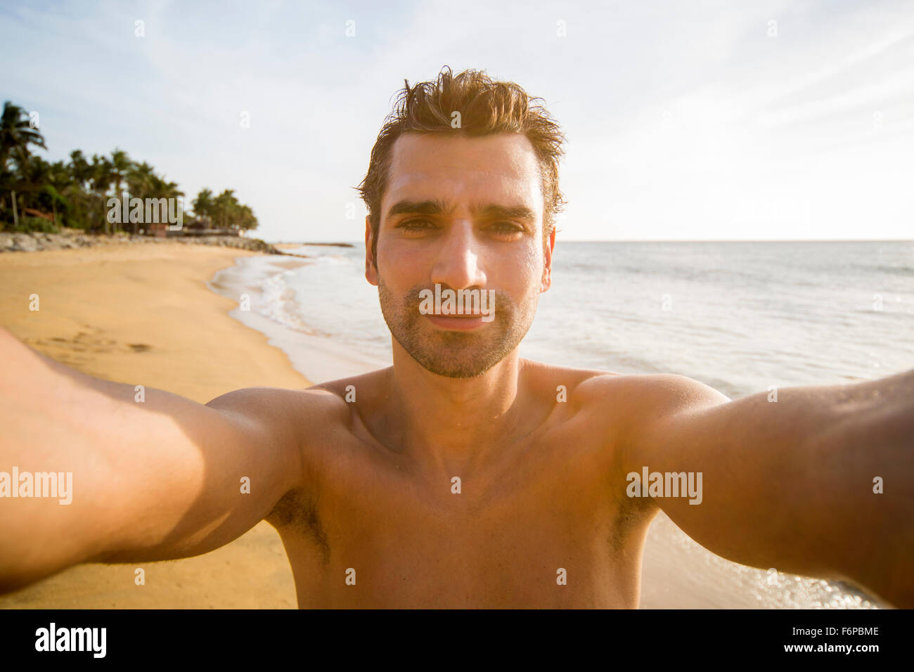 Hübscher junger Mann am Strand Stockfoto