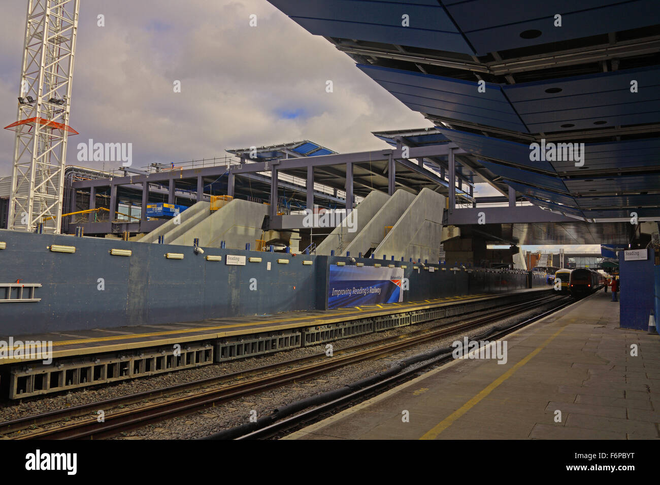 Ein Blick auf in das neue Gebäude der Passagier Fahrtreppen für Plattform Zugang mit dem über Brücke noch überdacht. Stockfoto