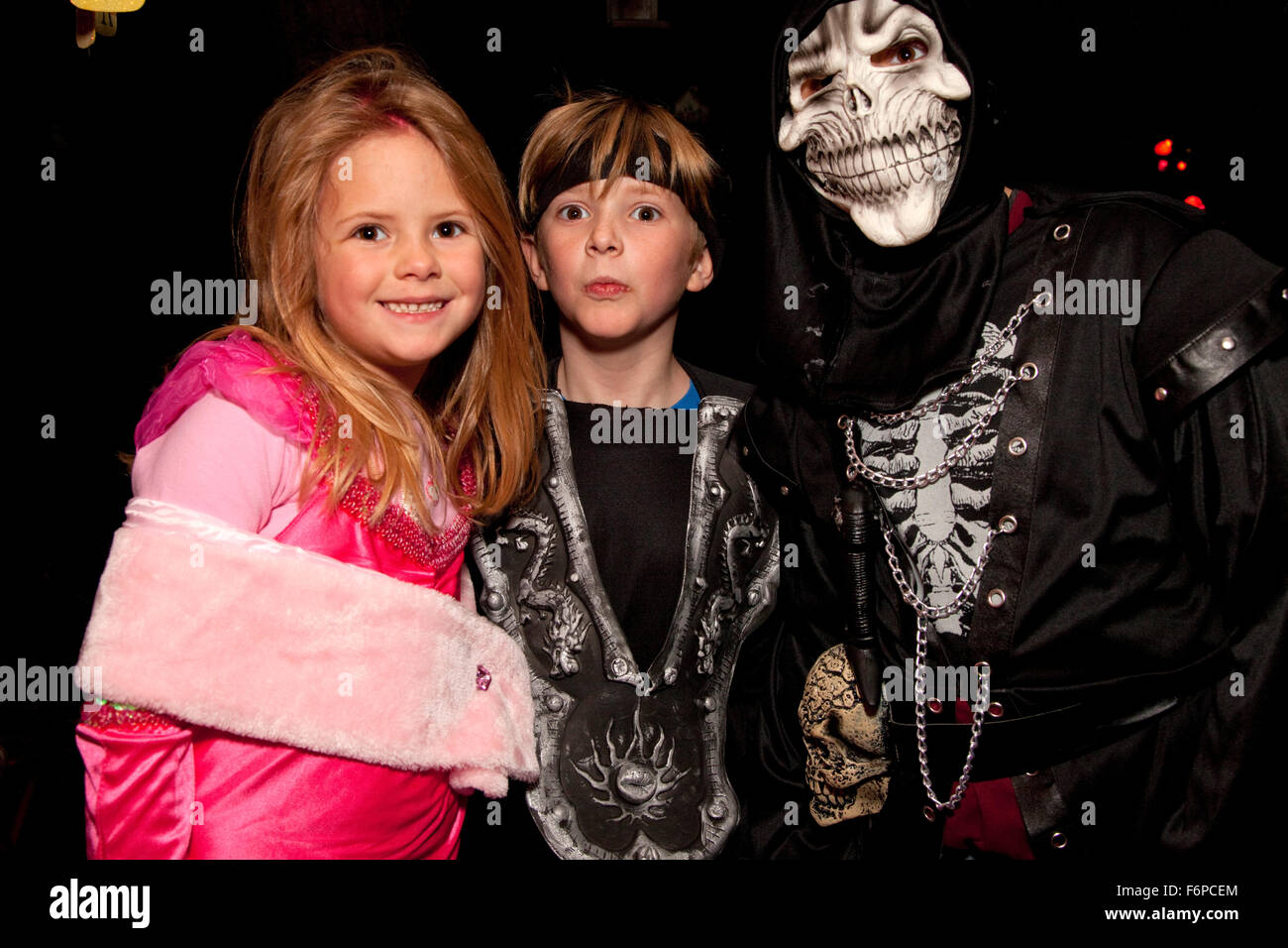 Kostümierte Halloween Kobolde, Trick und Behandlung. St Paul Minnesota MN USA Stockfoto
