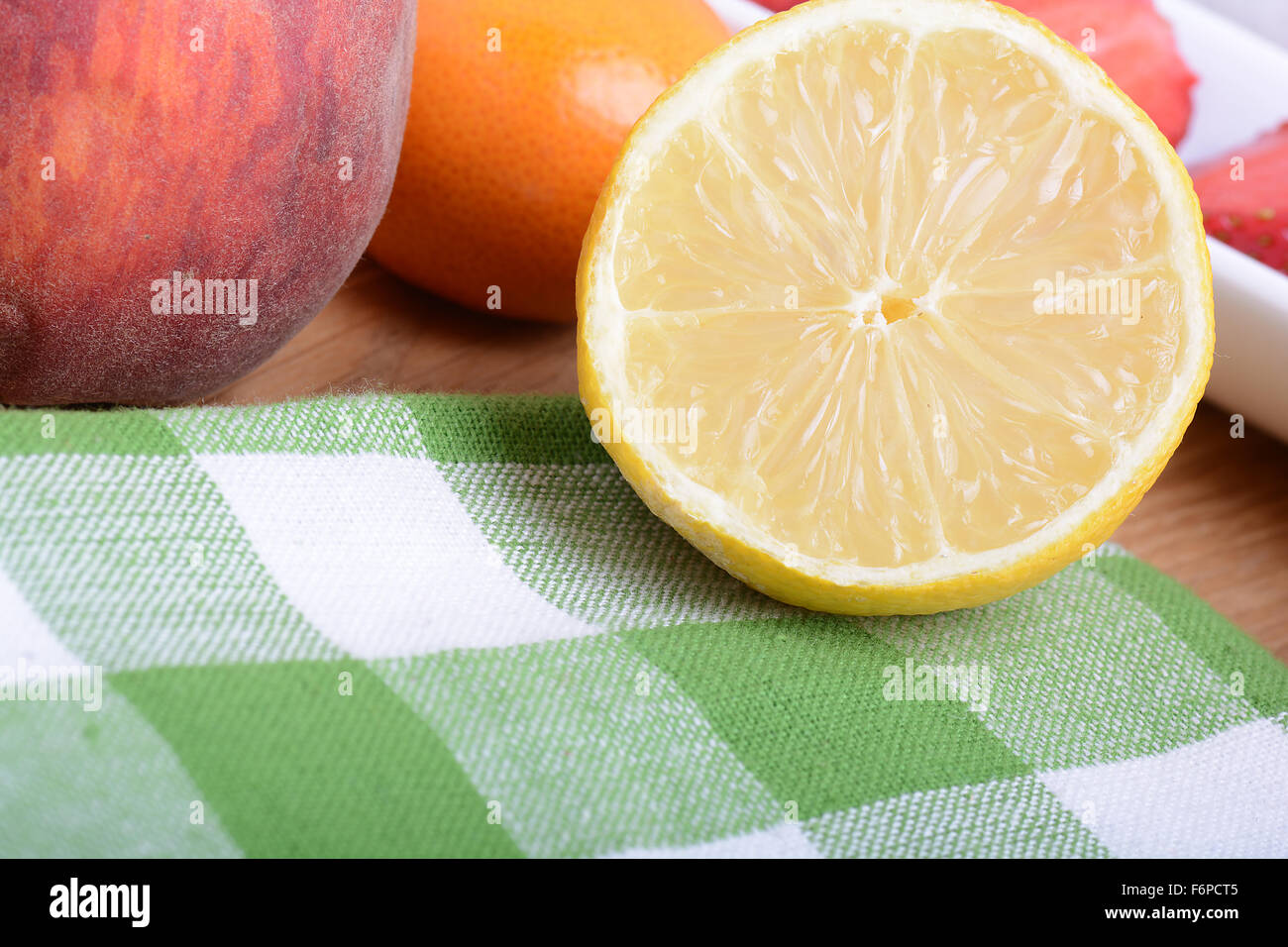 Nahaufnahme einer Tasse in Scheiben geschnittenen Erdbeeren mit Zitrone Stockfoto
