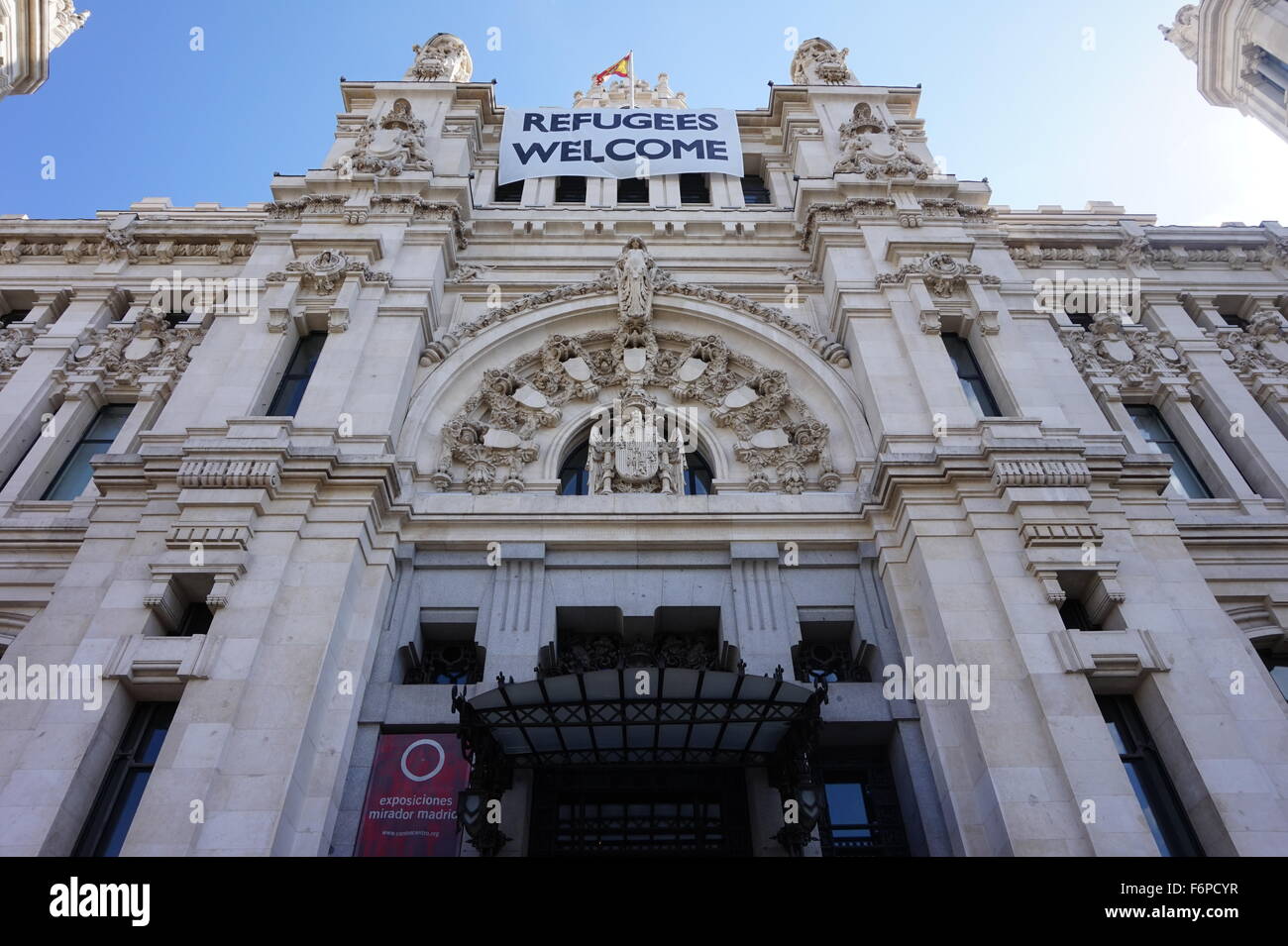 Cybele Palast, Madrid, Spanien: Flüchtlinge Willkommen Stockfoto