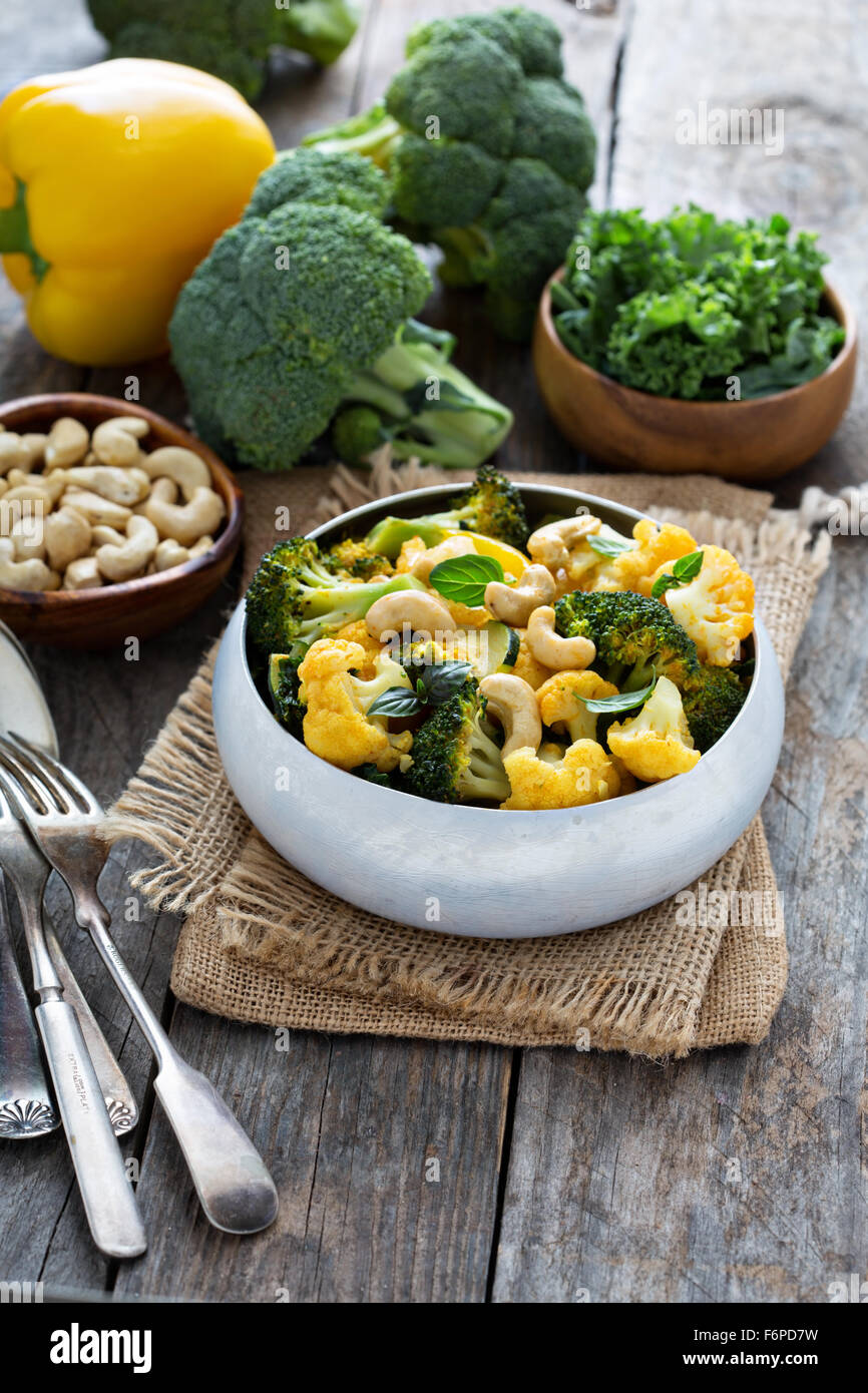 Gemüse-Curry mit Brokkoli, Blumenkohl, Grünkohl-Cashew-Nüssen Stockfoto