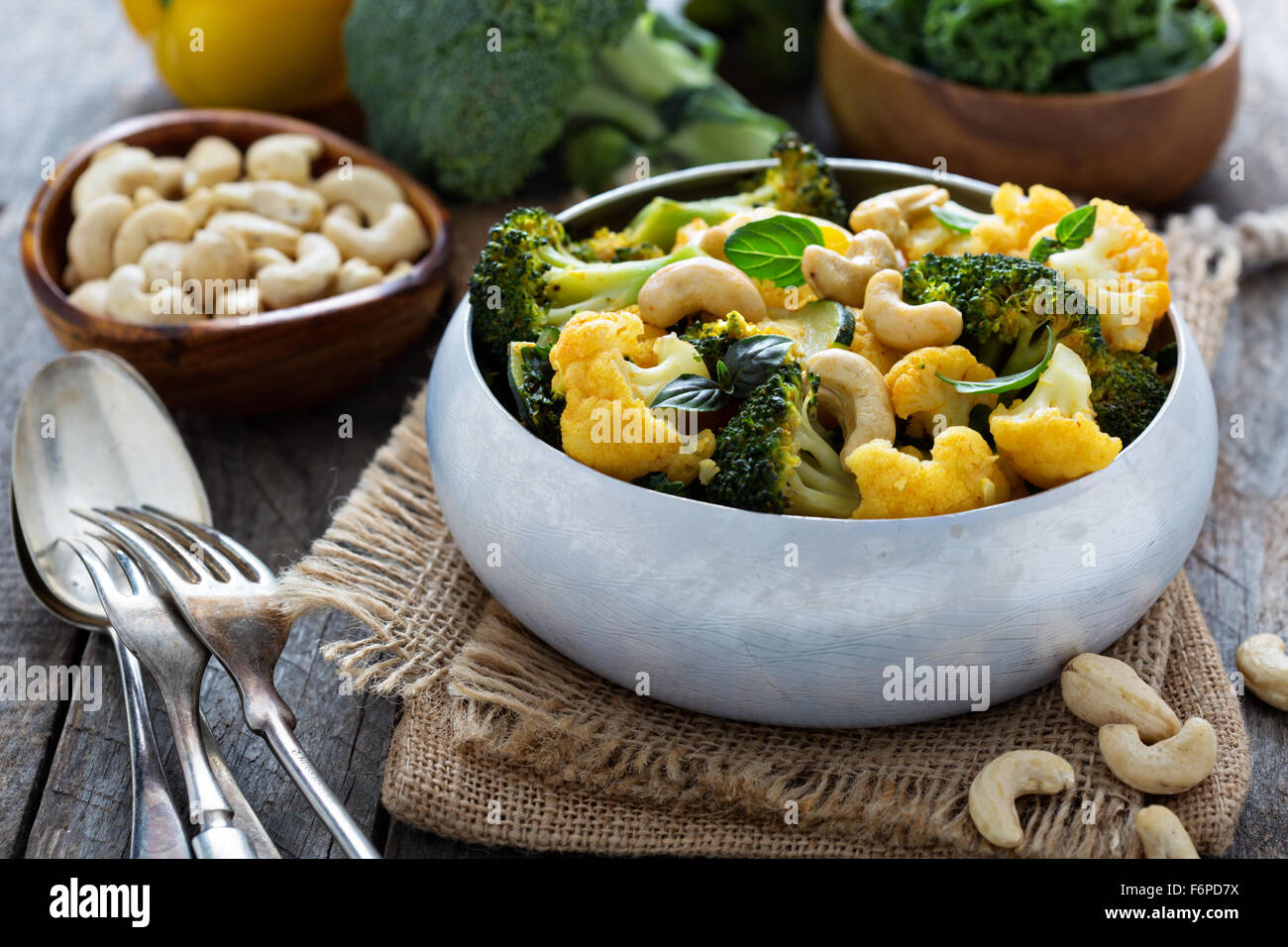 Gemüse-Curry mit Brokkoli, Blumenkohl, Grünkohl-Cashew-Nüssen ...