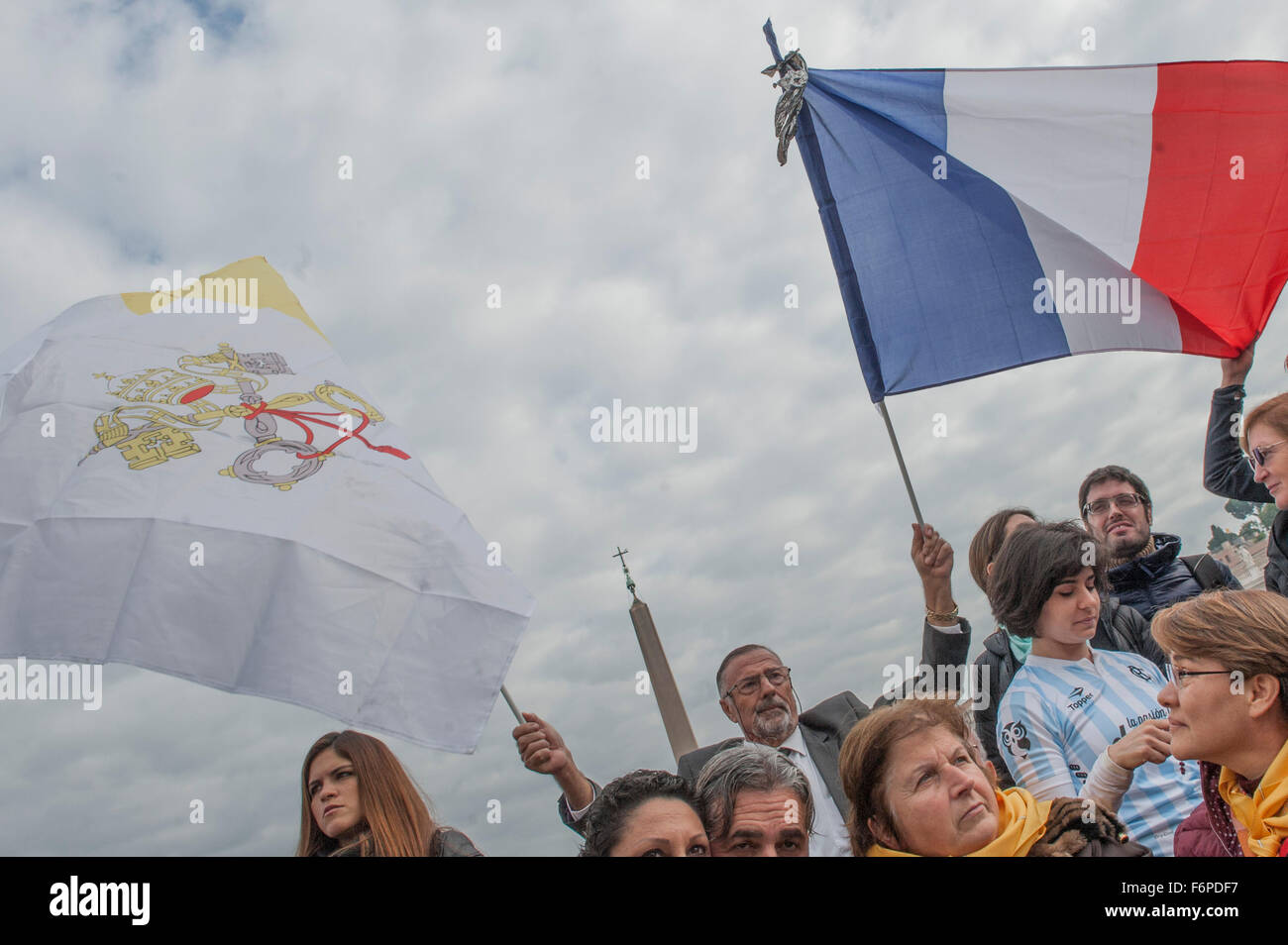 Vatikan-Stadt. 18. November 2015. Ein Pilger "Wellenlinien" Fahne des Vatikanstaates und französische Flagge, während der Generalaudienz Papst Francis. © Massimo Valicchia/Alamy Live News Bildnachweis: Massimo Valicchia/Alamy Live-Nachrichten Stockfoto