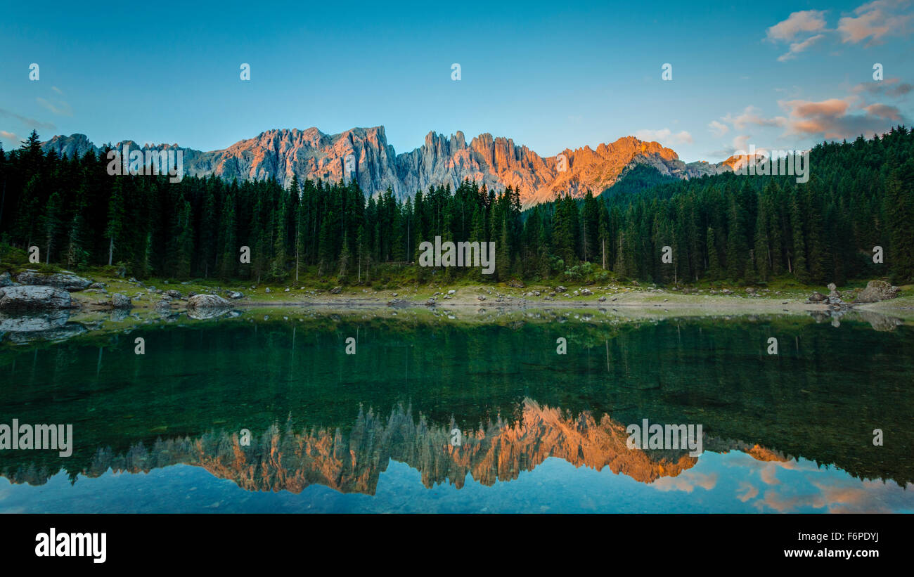 Sunrise, Karersee, See vor Latemar, Lago di Carezza, Dolomiten, Provinz Trentino, Südtirol, Italien Stockfoto