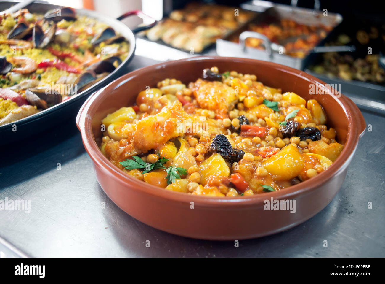 Spanische Kichererbsen mit Kabeljau. Rustikale mediterrane Küche. Stockfoto