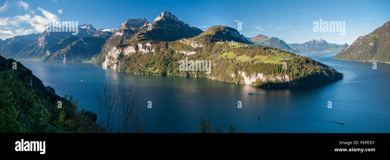 Blick auf den Vierwaldstättersee an einem sonnigen Tag mit Bergen im Hintergrund. Zentralschweiz. Stockfoto