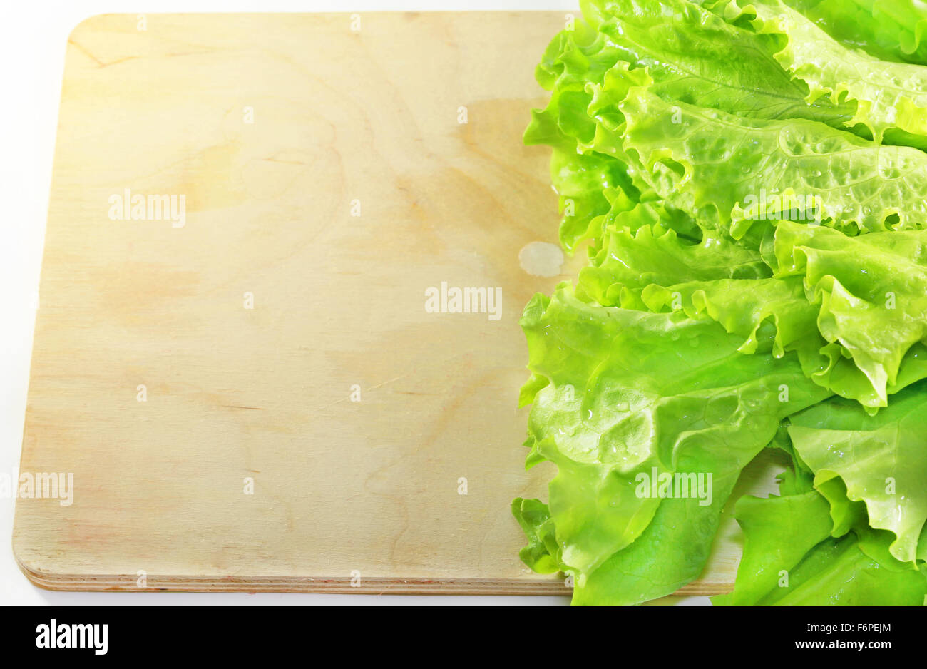 Salat auf Holzbrett fotografiert liegen hautnah Stockfoto