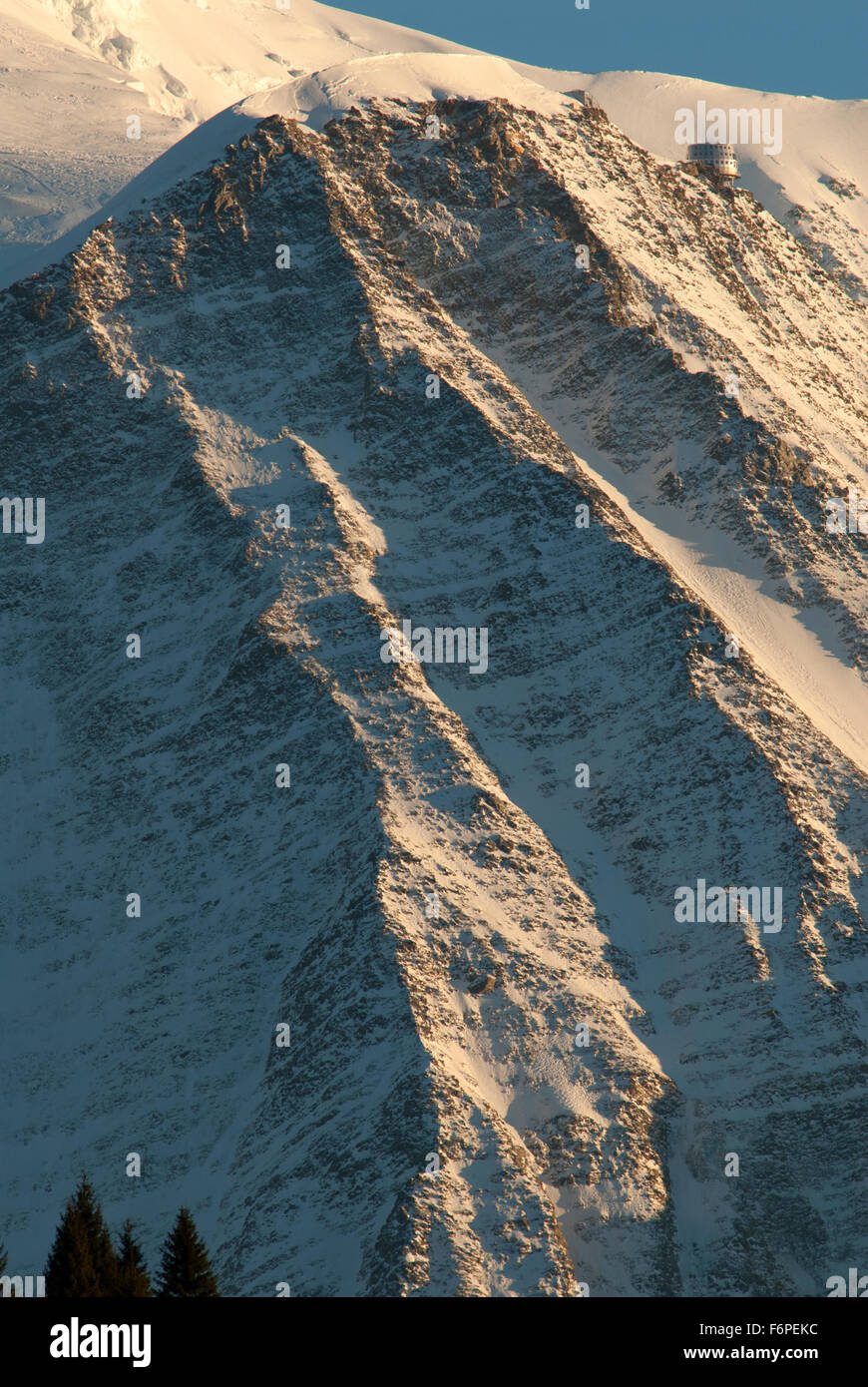 Steile Schnee bestäubt hängen des Aguille de Gouter mit neuen Gouter Berghütte in den Nachmittag Licht glänzen Stockfoto