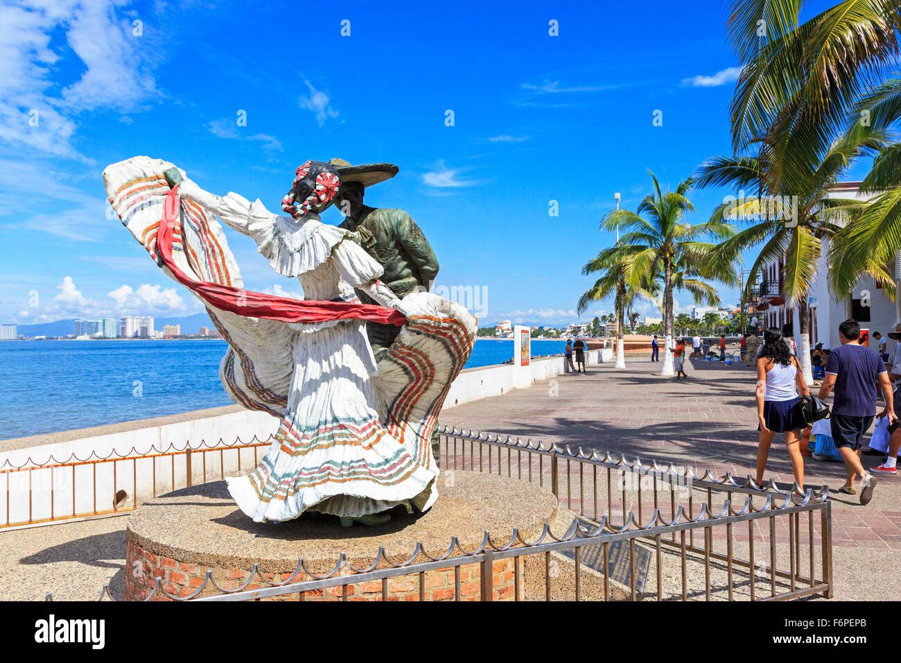 Statue von Mann und Frau tanzt im mexikanischen Stil Kleidung, auf der Promenade, El Centro Distrikt, Puerto Vallarta, Mexiko Stockfoto