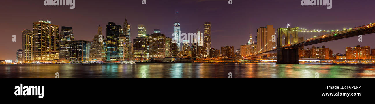 Manhattan am Wasser in der Nacht, New York City, USA. Stockfoto