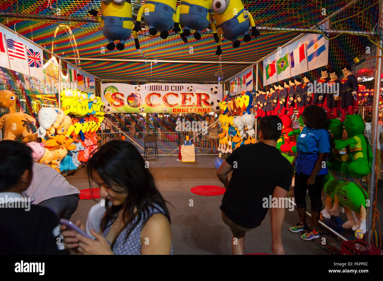 Ein Mann einen Fußball Ball bei der World Cup Soccer Challenge "Spiel auf kanadische nationale Ausstellung (CNE). Toronto, Ontario. Stockfoto
