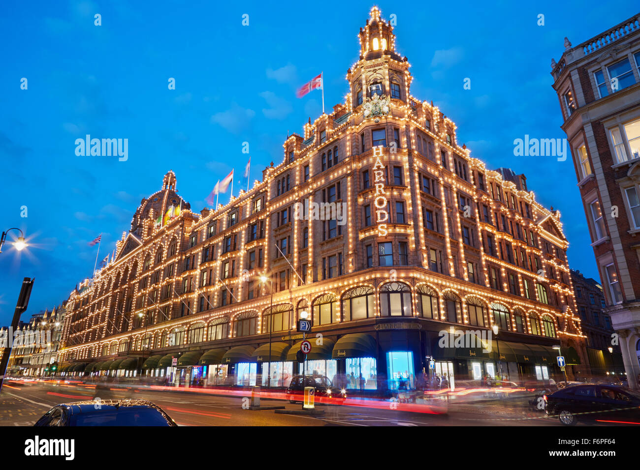 Das berühmte Kaufhaus Harrods in London am Abend beleuchtet Stockfoto