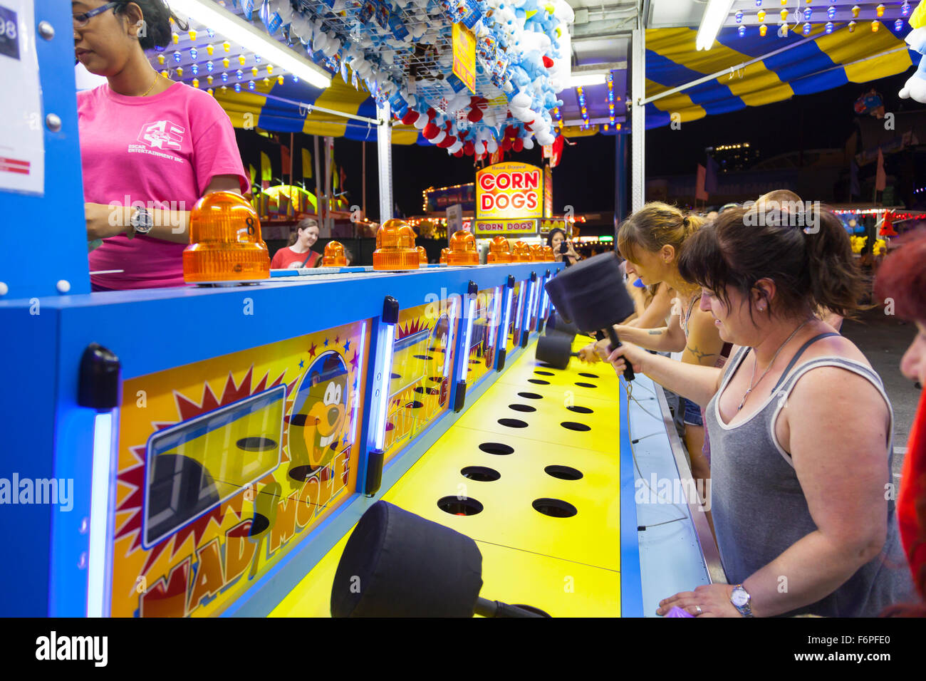 Menschen spielen verrückt Maulwurf an kanadische nationale Ausstellung (CNE). Toronto, Ontario, Kanada. Stockfoto