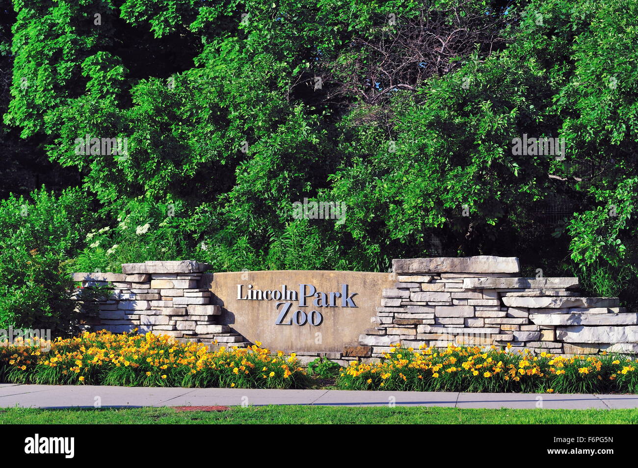 Ziegel und Mörtel Zeichen kündigt einen Eingang zu Chicago's Lincoln Park Zoo. Chicago, Illinois, USA. Stockfoto