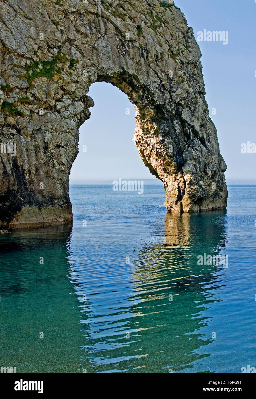 Durdle Door ist eine Ikone sea Arch durch Küstenerosion auf in Dorset Jurassic Coast Line erstellt. Stockfoto
