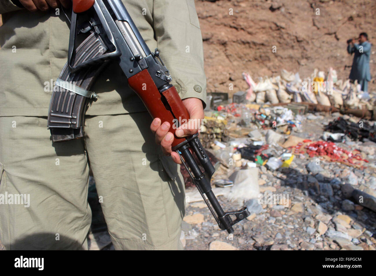 Peshawar. 18. November 2015. Ein pakistanischer Soldat steht Wache neben beschlagnahmte Sprengstoff in der Nähe von Nordwest-Pakistan Peshawar am 18. November 2015. © Umar Qayyum/Xinhua/Alamy Live-Nachrichten Stockfoto