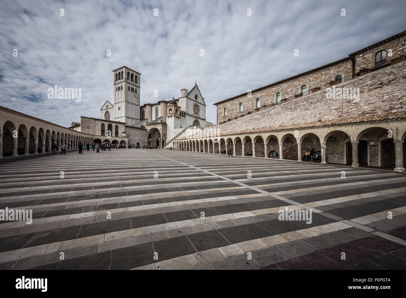 Basilika des Heiligen Franziskus von Assisi (Basilica Papale di San Francesco) mit Lower Plaza in Assisi, Umbrien, Italien Stockfoto