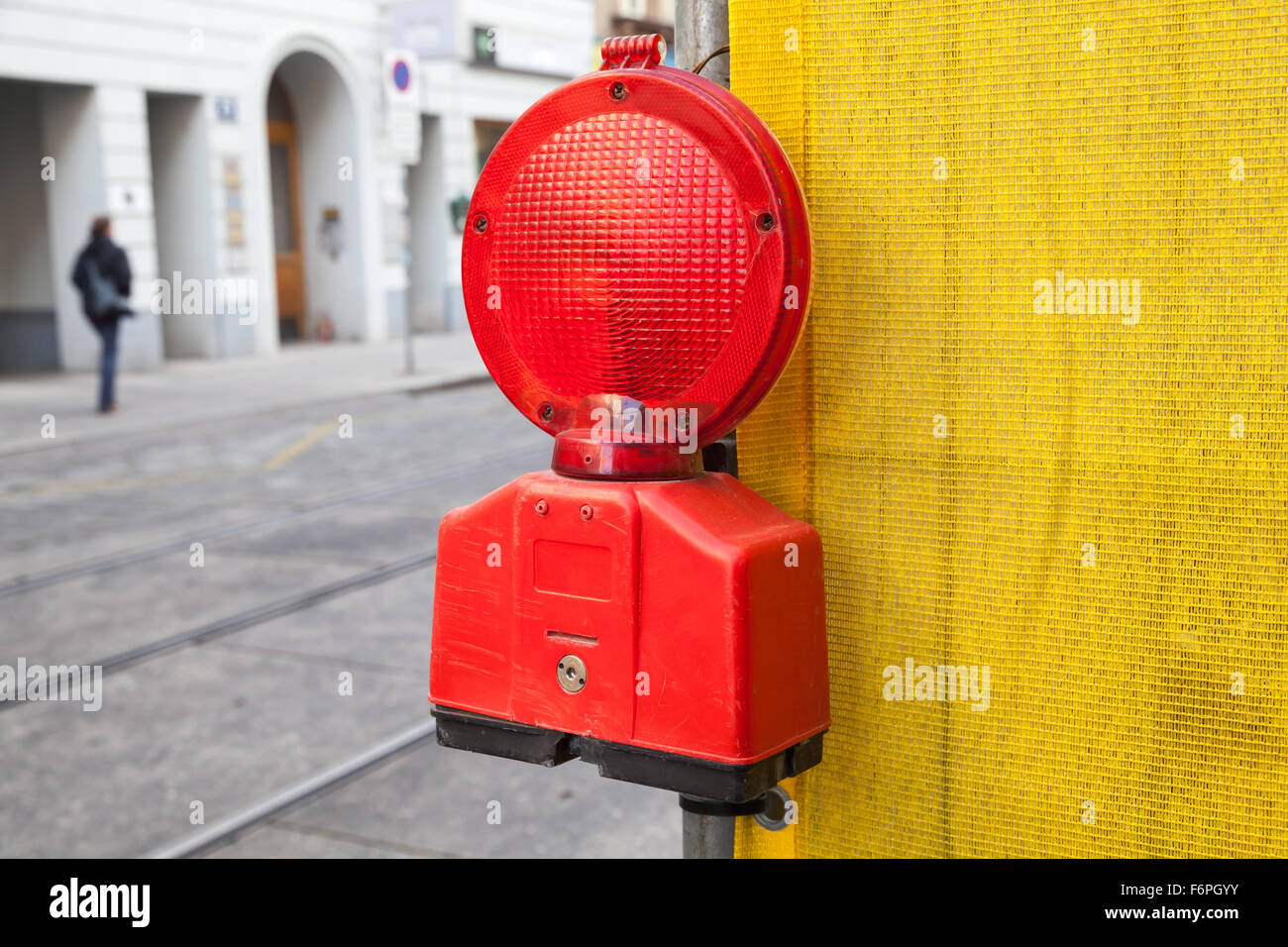 Rote Signallampe auf gelbe Bau Bereich Grenze zone Baustellen Indikation Stockfoto