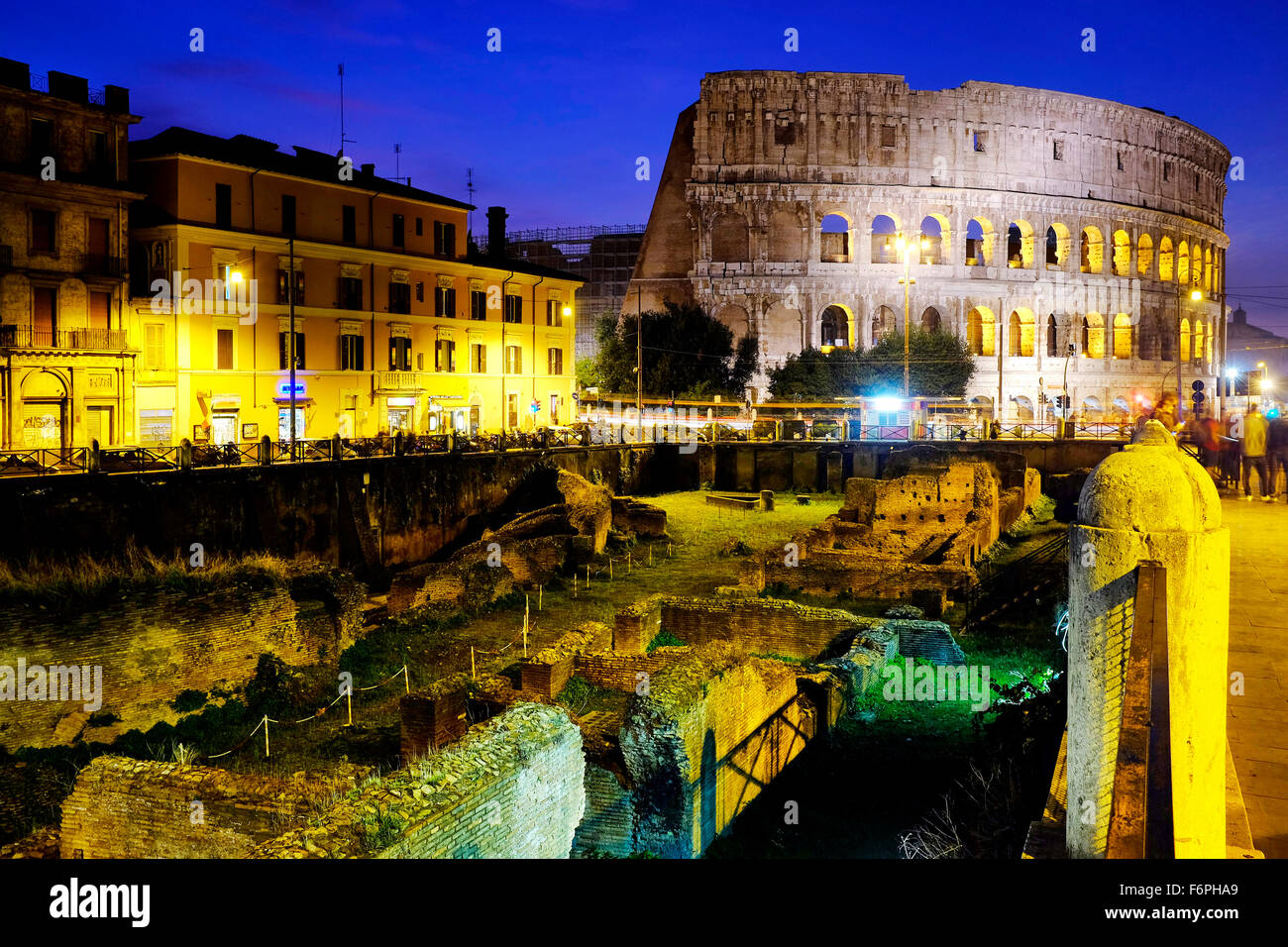 Kolosseum und die Ruinen der Ludus Magnus, Rom Italien Stockfoto