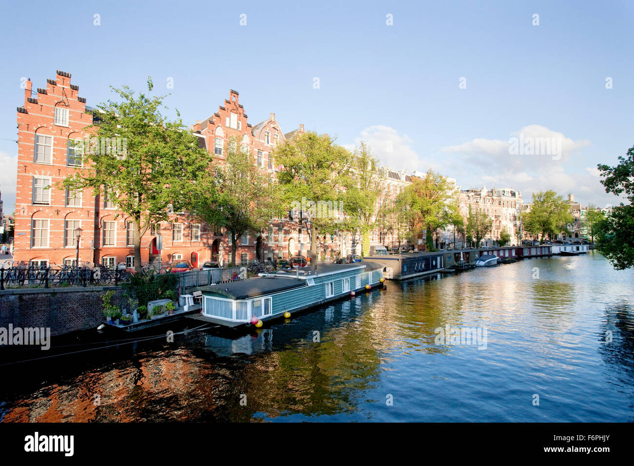 Amsterdamer Kanal in der Sommersonne Stockfoto