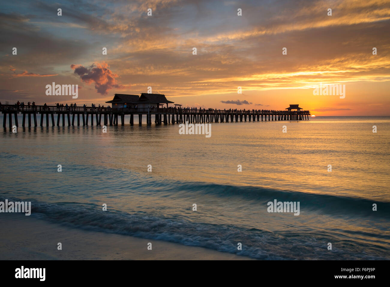 Farbenprächtigen Sonnenuntergang über Naples Pier, Naples, Florida, USA Stockfoto