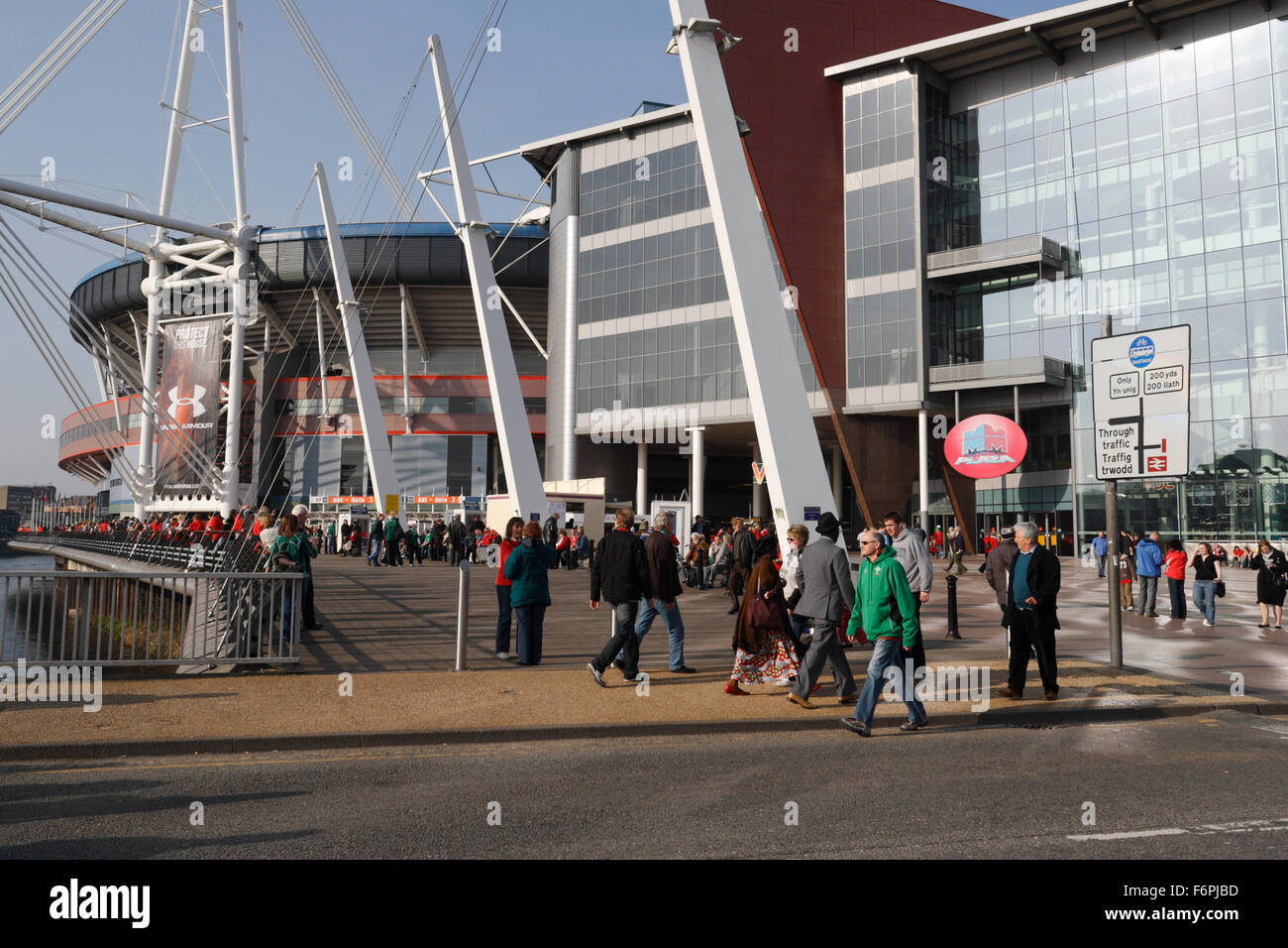 Rugby-Fans vor dem Millennium Stadium im Zentrum von Cardiff, Wales, UK International Match Day Stockfoto