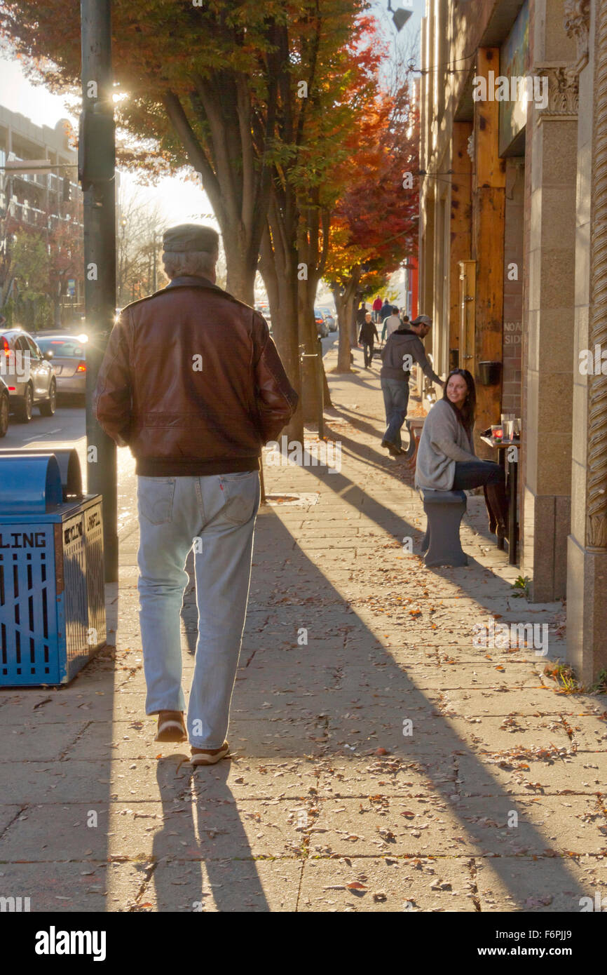 A zurück Asheville Stadtstraße mit Menschen draußen trinken Bier und im Herbst herum zu sitzen am späten Nachmittag gelegt Stockfoto