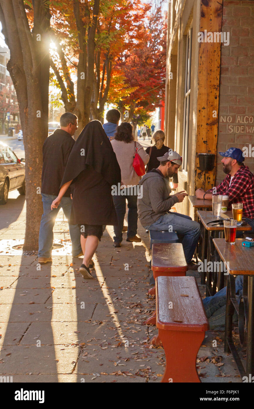 Laid back Asheville Ort Straße am späten Nachmittag im Herbst mit den Menschen draußen sitzen und Bier trinken. Stockfoto