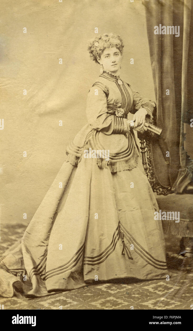 Ein Model trägt ein elegantes Kleid, Italien 1880 Stockfoto